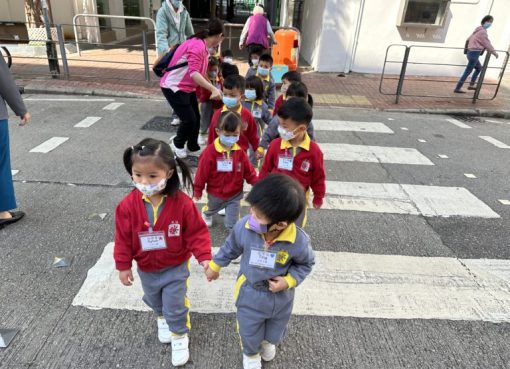 上午1誠_2我們手拉手橫過斑馬線-768x576