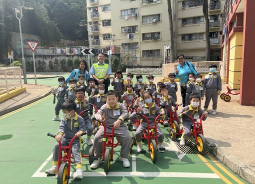 上午3信-5.我們和交通警察拍照留念。-768x576