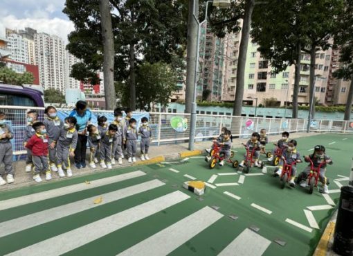 上午3誠-2.行人要過馬路，小司機要停下來等待橫過斑馬線-768x432