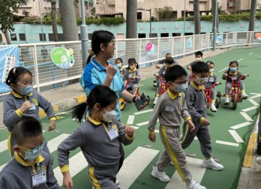 上午3誠-3.行人就要看到車停好，才可以過馬路-768x432