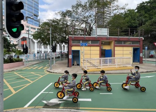 下午3愛-2.交通燈亮起綠燈，司機可以開車了。-768x576