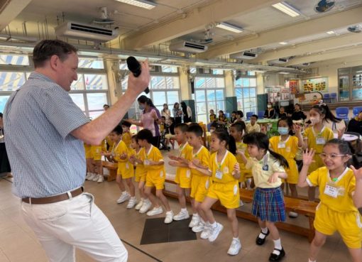 下午3愛_2我們跟小學的外藉老師上英文課。-768x576