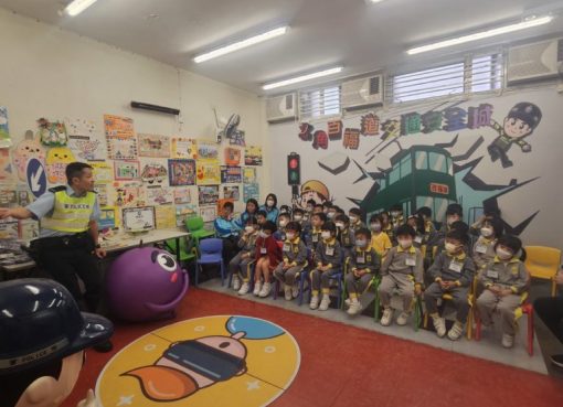 全日3望_1交通警察向我們介紹道路安全的訊息-768x576